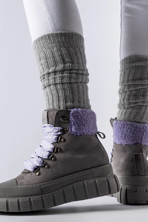 Stivaletti grigi con dettagli viola...