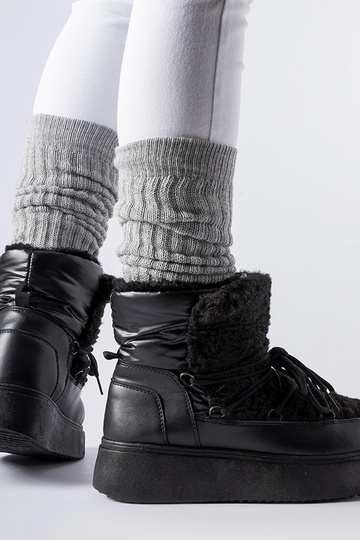 Stivali da neve neri su una...