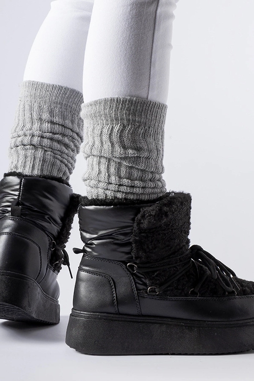 Stivali da neve neri su una... Stivali da neve neri su una...