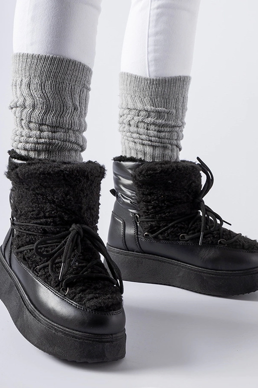 Stivali da neve neri su una... Stivali da neve neri su una...