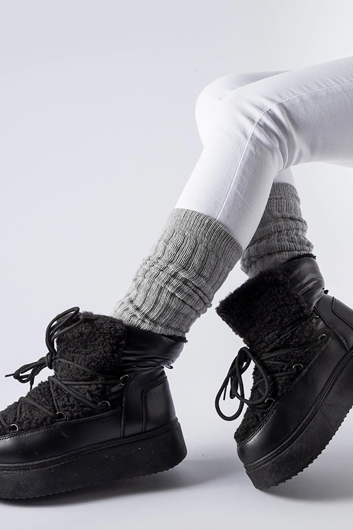 Stivali da neve neri su una... Stivali da neve neri su una...