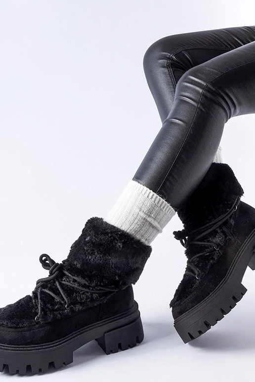 Anfibi neri con pelliccia decorativa...