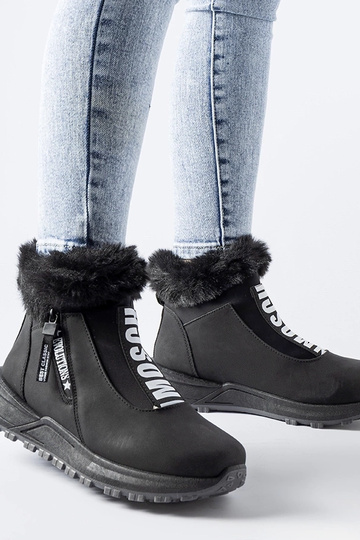Sneakers alte nere isolate Oneglia