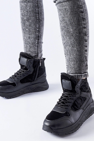Sneakers alte nere isolate Malles