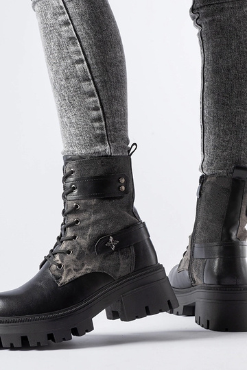 Scarponi neri imbottiti con... 2