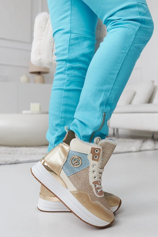 Sneakers isolate con glitter oro Deleon