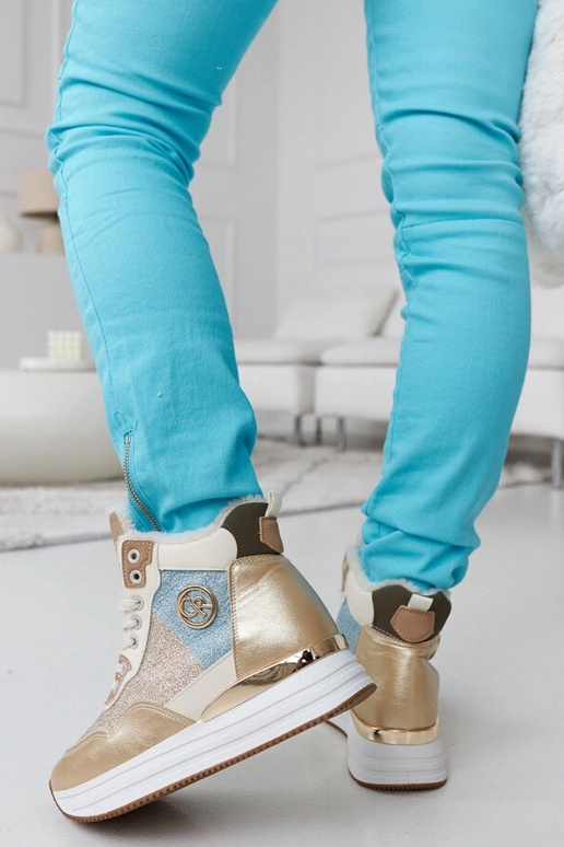 Sneakers isolate con glitter oro Deleon