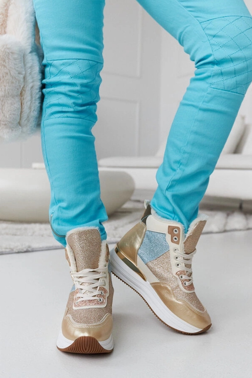Sneakers isolate con glitter oro Deleon