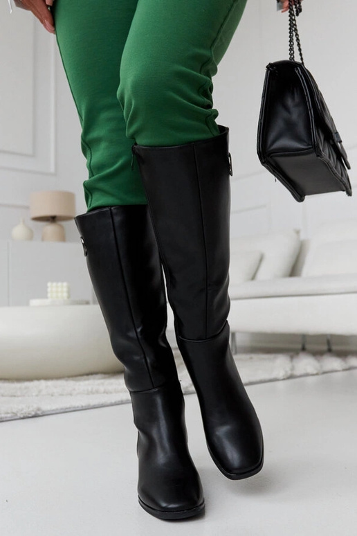 Stivali neri con fibbia decorativa...