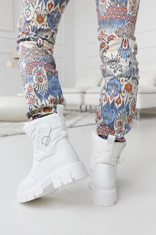 Stivali da neve bianchi isolati con...