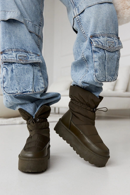 Stivali da neve isolati verdi sulla...