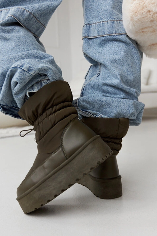 Stivali da neve isolati verdi sulla...