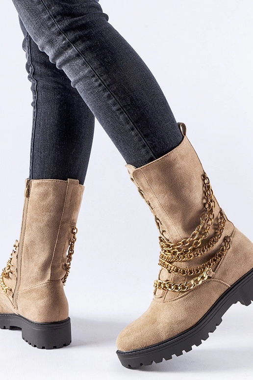 Stivaletti beige isolati con catena...