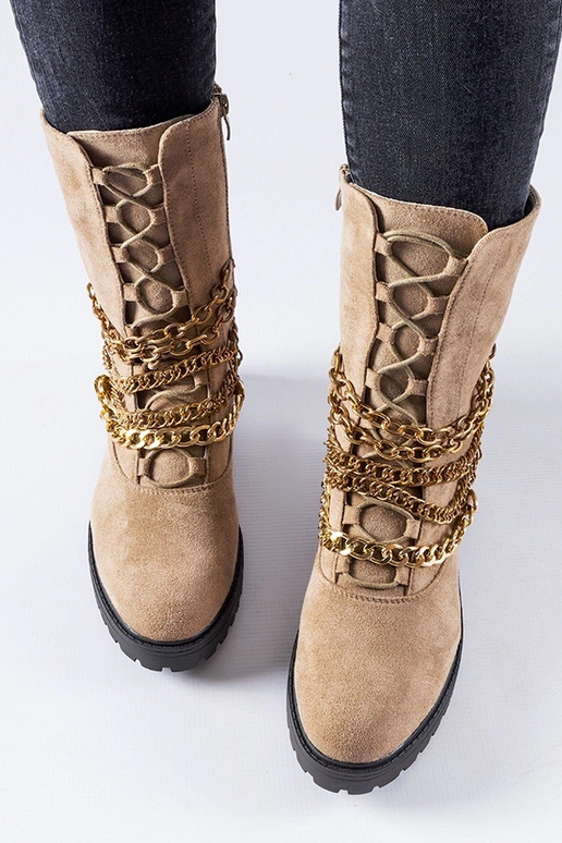 Stivaletti beige isolati con catena...