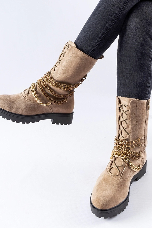 Stivaletti beige isolati con catena...