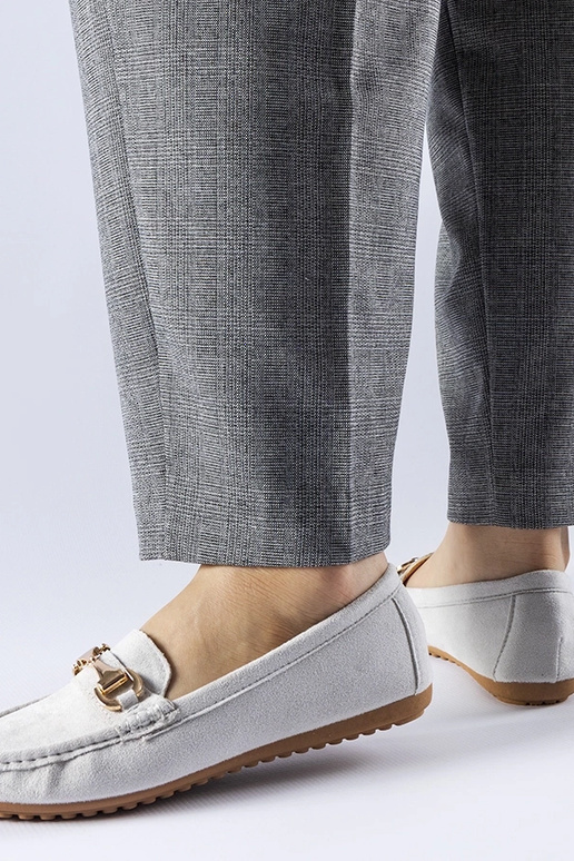 Mocassini grigi decorati con fibbia...