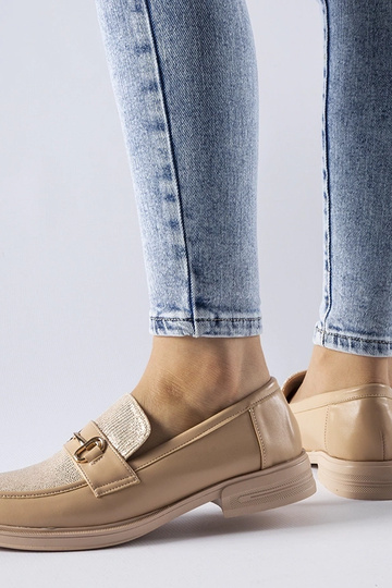 Mocassini beige con fibbia... 2