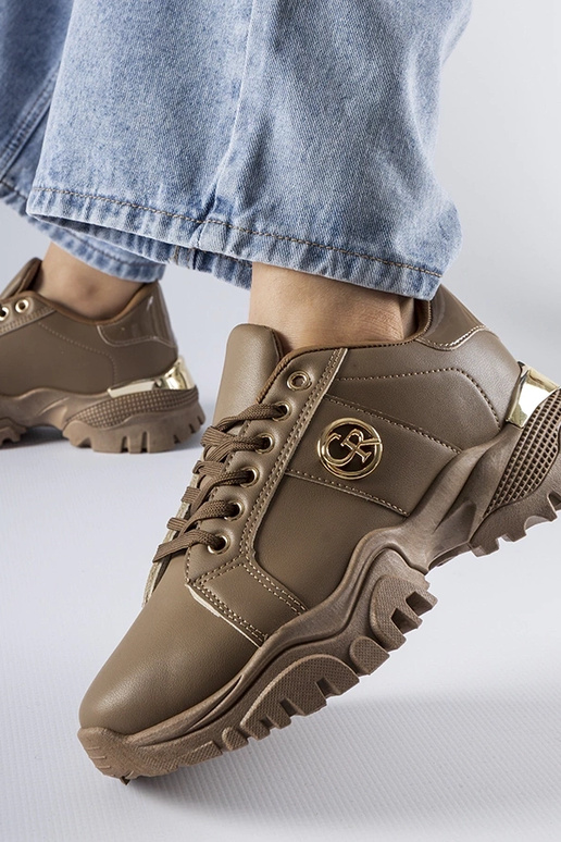 Sneakers marroni con suola massiccia...