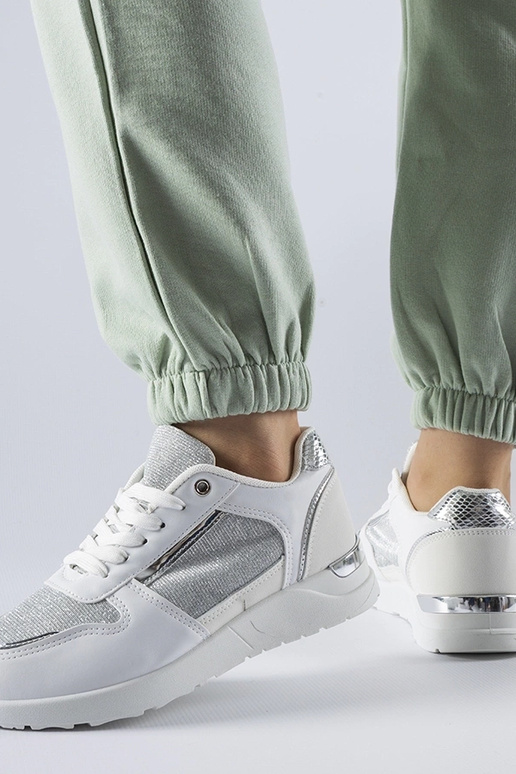 Sneakers bianche con filo decorativo...