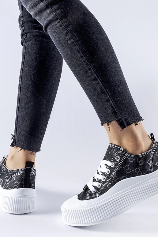 Sneakers nere decorate con monogramma...