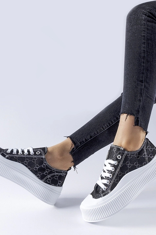 Sneakers nere decorate con monogramma...