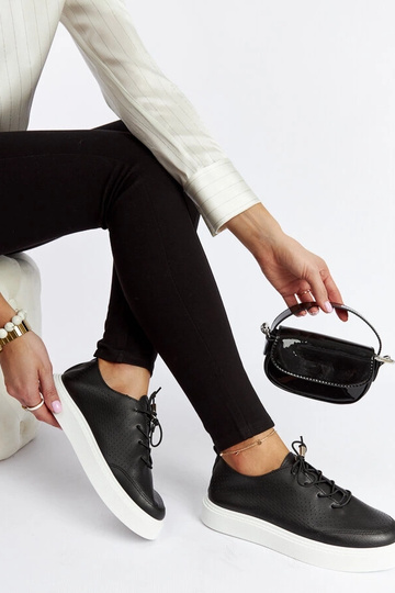 Sneakers nere perforate...