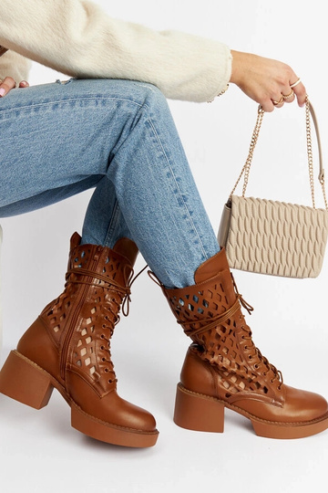 Stivali marroni traforati...