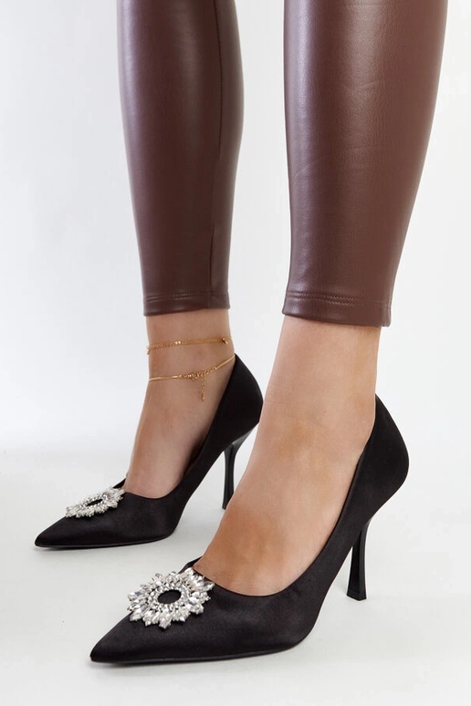 Decolleté nere satinate con zirconi...