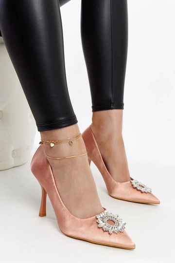 Decolleté beige satinate con zirconi di Susegana