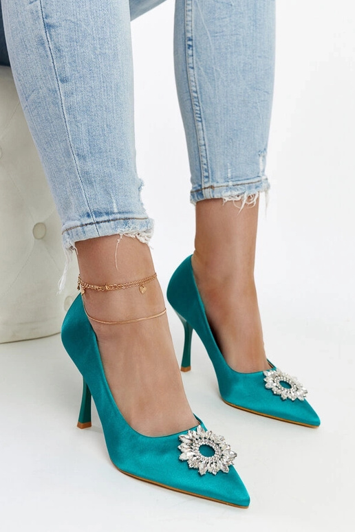 Decolleté in raso verde con zirconi...