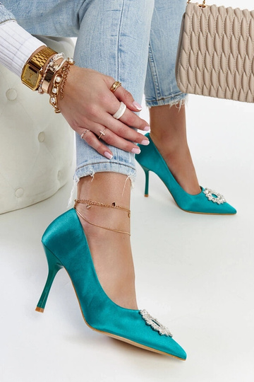 Decolleté in raso verde con... 2