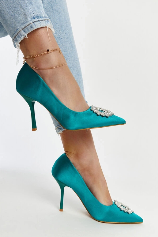 Decolleté in raso verde con zirconi...