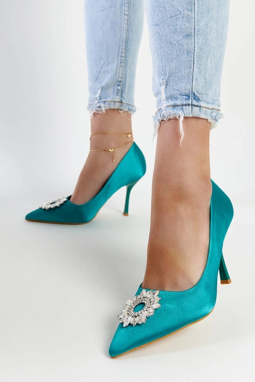 Decolleté in raso verde con zirconi...