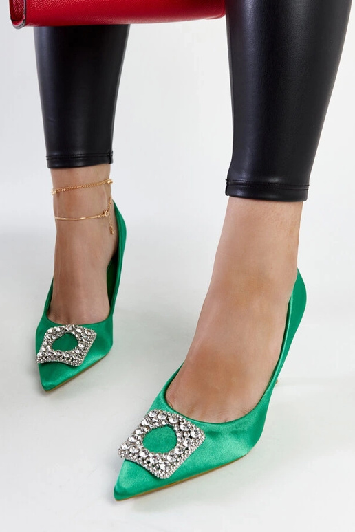 Decolleté in raso verde con zirconi...