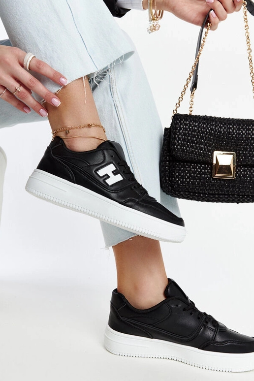 Sneakers nere su piattaforma bianca...