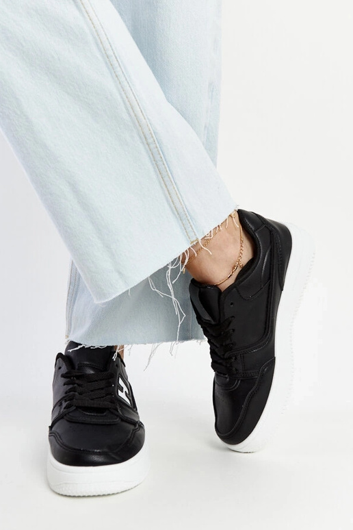 Sneakers nere su piattaforma bianca...