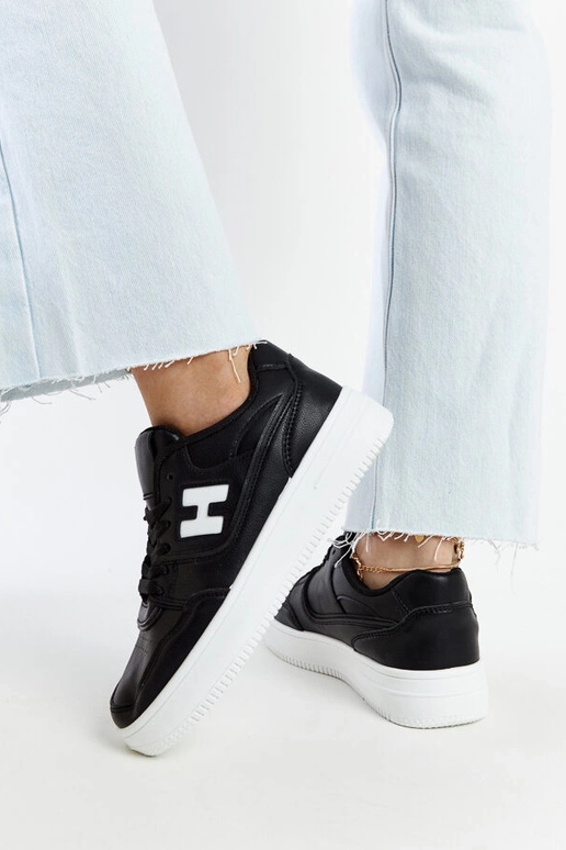 Sneakers nere su piattaforma bianca...