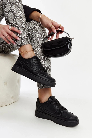 Sneakers nere con platform... 2