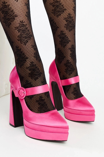 Le décolleté rosa scuro con tacco alto di Mike