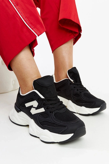 Sneakers nere con suola...