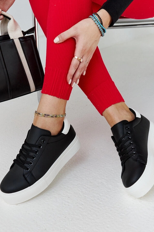 Sneakers nere e bianche con suola...