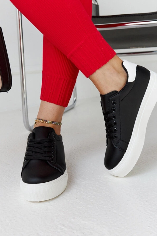 Sneakers nere e bianche con suola...