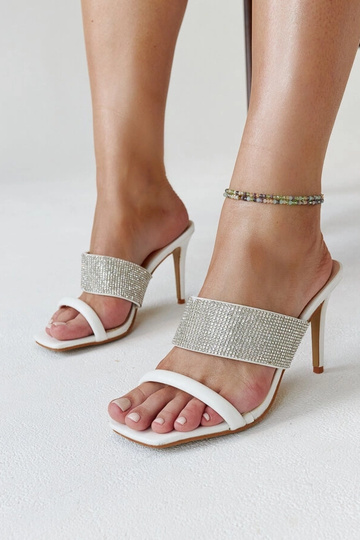 Mules bianche con tacco alto decorate con zirconi Adiam