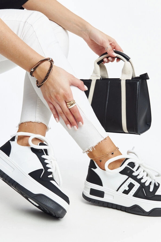 Sneakers nere e bianche con suola...