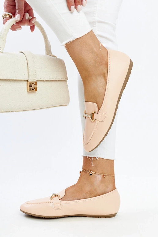 Mocassini beige con fibbia decorativa...