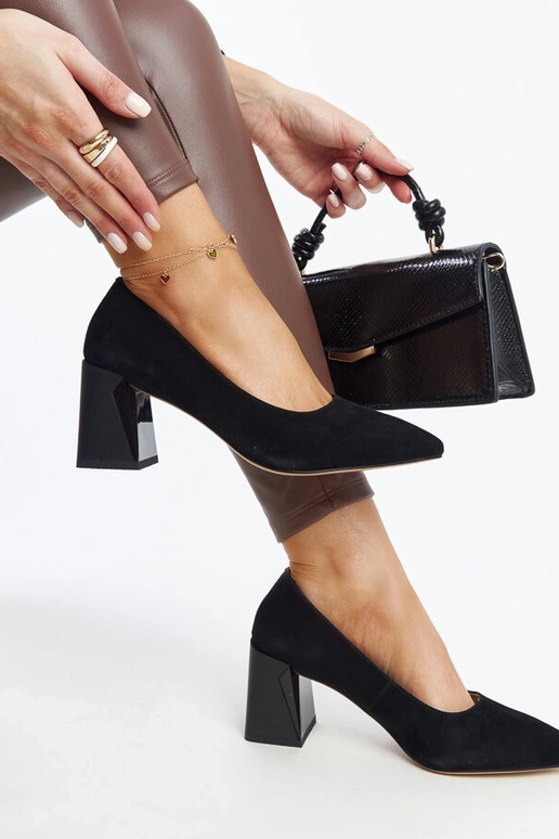 Décolleté in pelle nera con tacco...