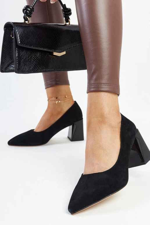 Décolleté in pelle nera con tacco...