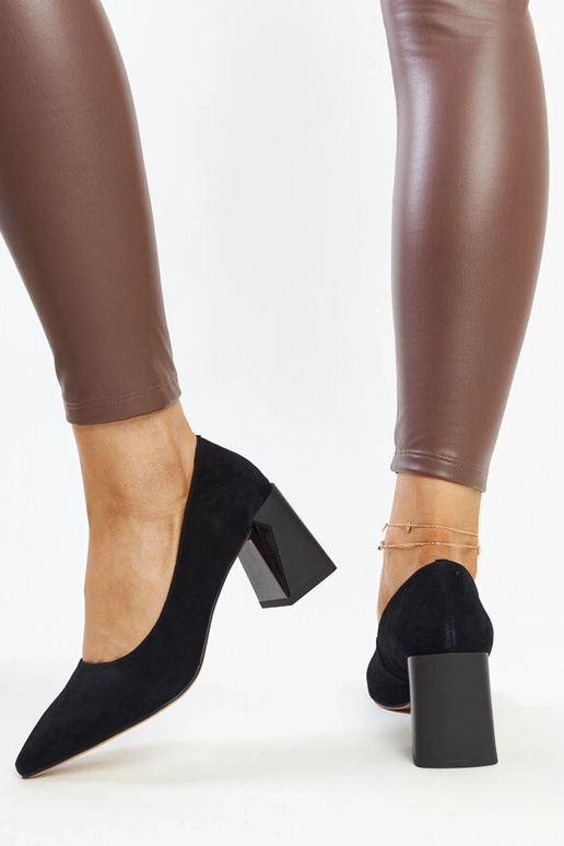 Décolleté in pelle nera con tacco...