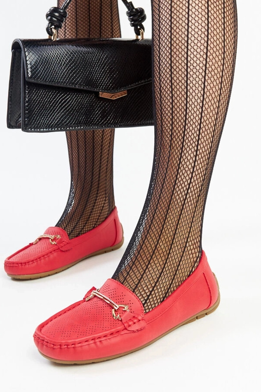 Mocassini rossi con fibbia decorativa...