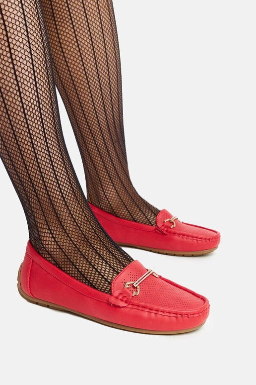 Mocassini rossi con fibbia decorativa...